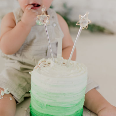Green and white natural cake smash session