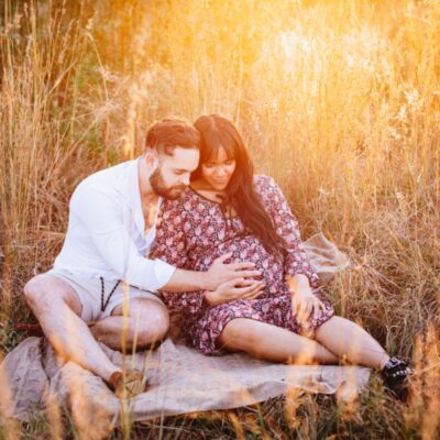 Maternity photography trends for 2025: What’s in, what’s sooooo 2020