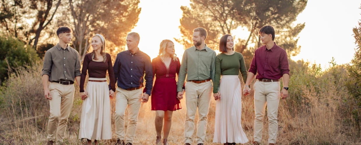 big family photo shoot outdoors