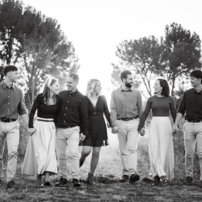 Extended family photo shoot outdoors